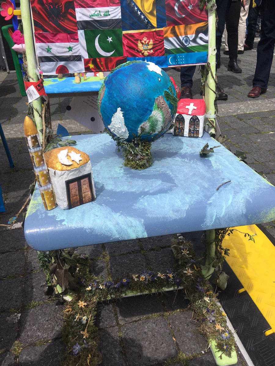 DiakonieWue's tweet photo. Stuhl an Stuhl auf dem Stuttgarter Marktplatz! Wir zeigen, dass Asyl Platz in Europa hat. Im Herbst als kleine Aktion gestartet, haben wir nun so viel Unterstützung bekommen, dass der ganze Marktplatz bunt ist. 
#asylstuhl https://t.co/JWgmiRXkka