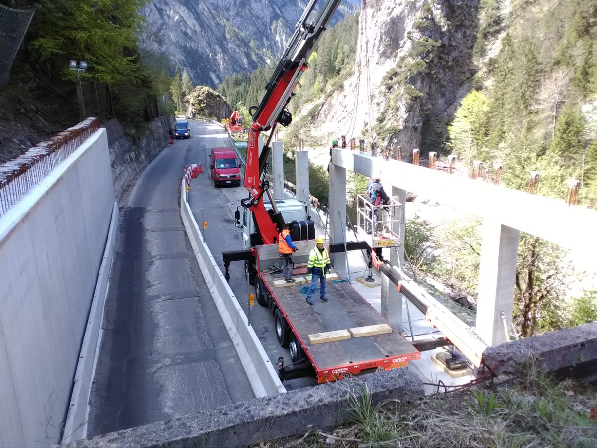 VAIstradeanas's tweet photo. #Veneto: proseguono i lavori di prolungamento della galleria paramassi tra Vigo e Santo Stefano di Cadore (BL), lungo la #SS52 “Carnica”
Per la posa in opera di elementi di grandi dimensioni, programmata la chiusura notturna della statale
⬇️
https://t.co/CKeoCoaJma https://t.co/UUxAM9ZzX6