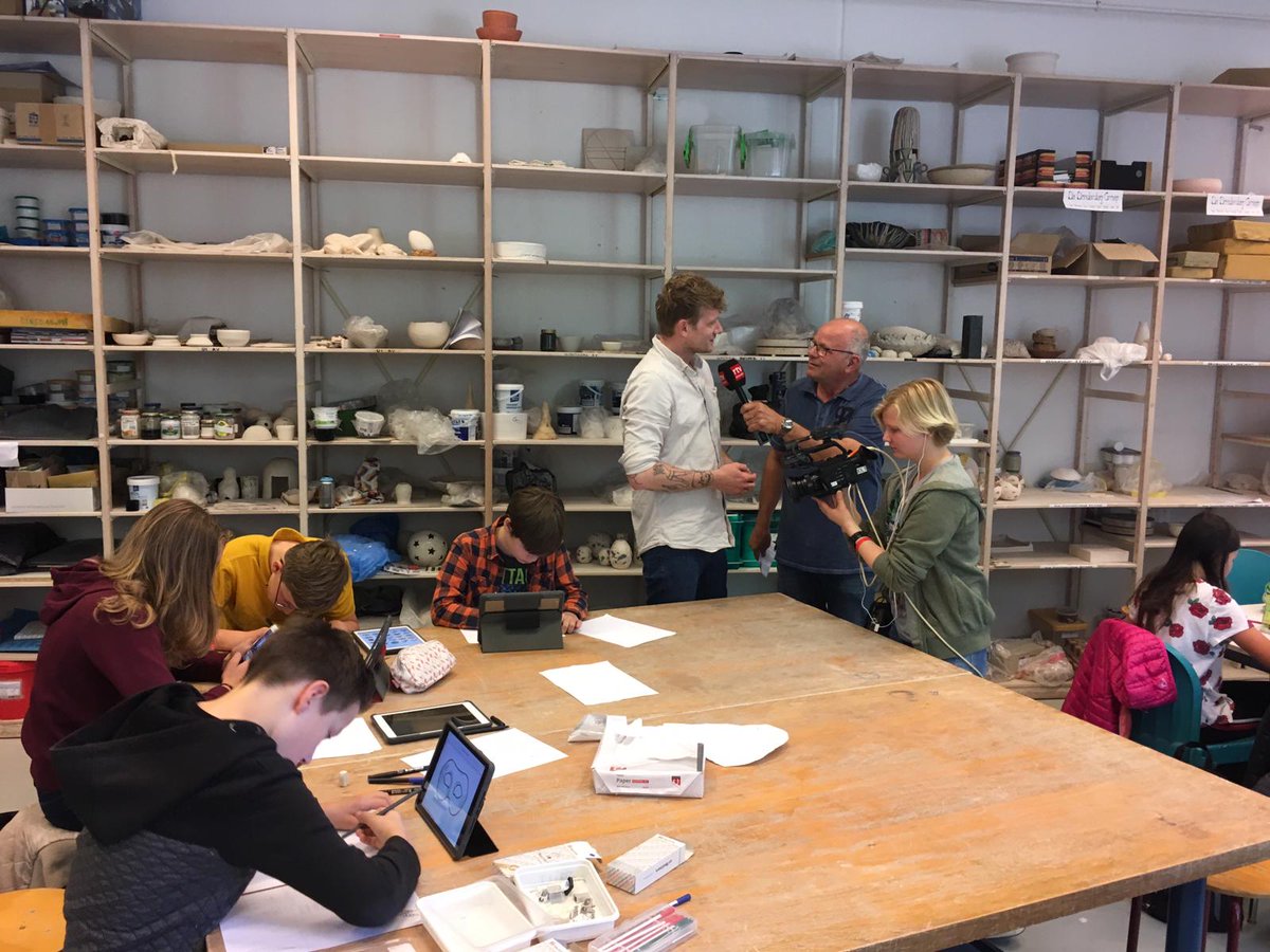 ICOkunsten's tweet photo. Leerlingen van het @drnassaucollege Penta ontwerpen en maken ramen voor op de #Rialtobrug die in het kader van #Sprezzatura van het @DrentsMuseum aan de Vaart in Assen komt. Artistieke begeleiding door @pirminrengers. 

@RTVDrenthe #Optjak kwam er een item over opnemen 😁 https://t.co/MoqmMexTs5