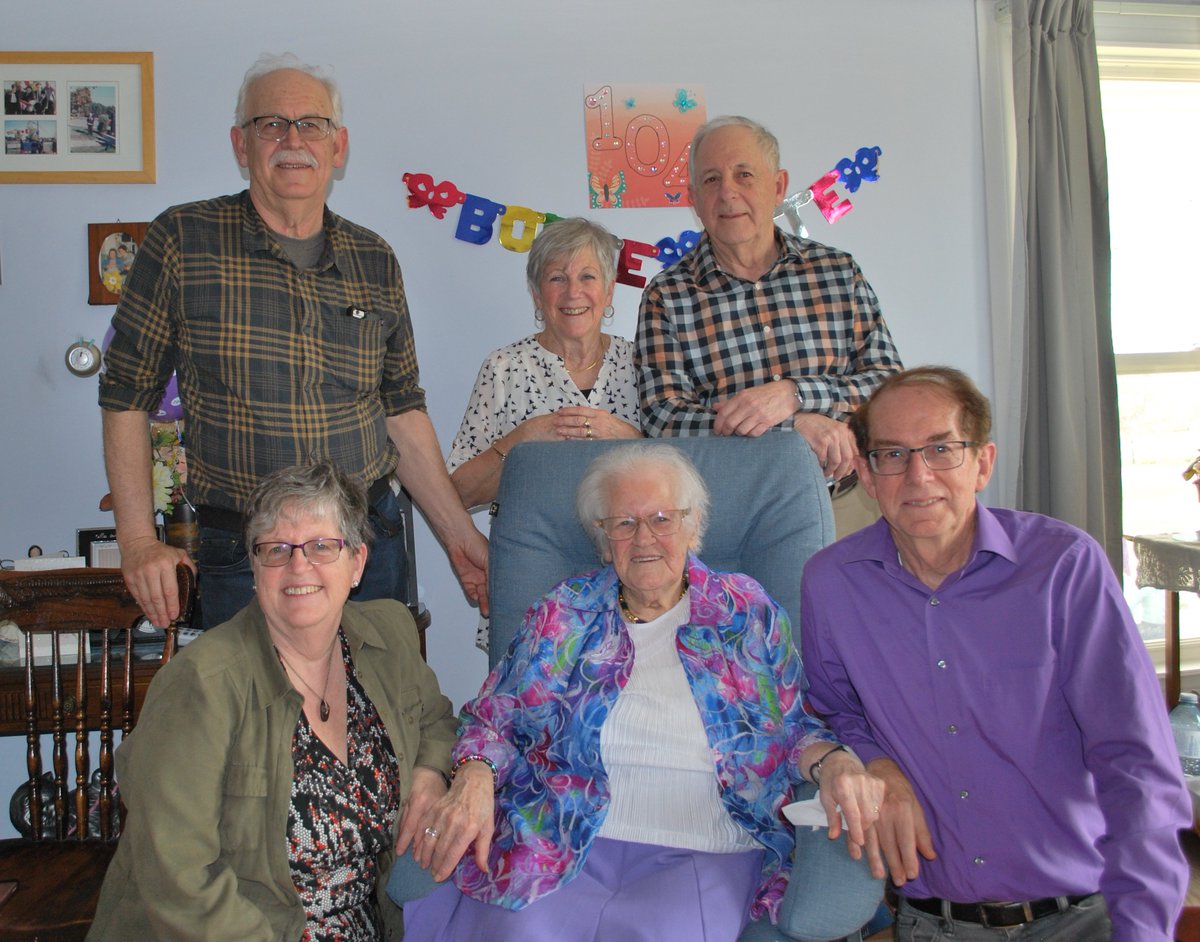 C’est l’anniversaire de Madame Agnès Dupuis qui fête ses 104 ans aujourd’hui! Elle vit encore dans sa maison à Cocagne et est encore très active. Elle est une belle source d’inspiration pour tous. Joyeux anniversaire Madame Dupuis!