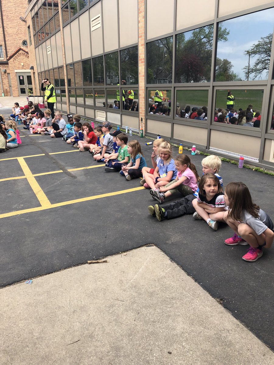 ms_kahookele's tweet photo. K-2 Track and Field day was a success!! Check out these happy faces💛✨ #FolwellPride https://t.co/KPN96N5S7I
