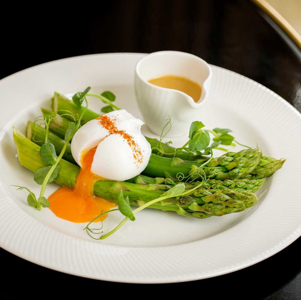 Join us this season and experience a new level of culinary sophistication. Discover the delicious new dishes on the menu like the Isle of Wight asparagus, with poached Cacklebean egg and brown butter hollandaise ✨