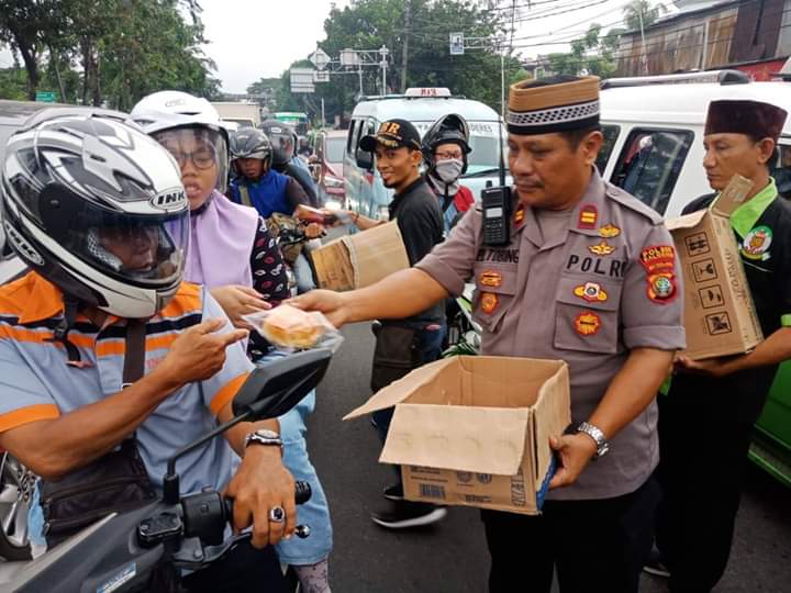 KalideresPolsek's tweet photo. Berbagi Takjil kepada pengguna jalan di depan Terminal Bus Kalideres Jakarta Barat. Rabu (15-5-2019) https://t.co/mmoIBRnRhm