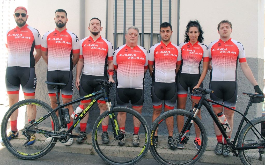 larateam_mtb's tweet photo. Presentación oficial del @larateam_mtb . Forman parte de él Francisco Javier Lara, Javier Lara, @rubenvl_86 , @vivancos13 , @mcyuso_83 , Carolina Delgado y @sergioll82 . https://t.co/2DZHS175p0