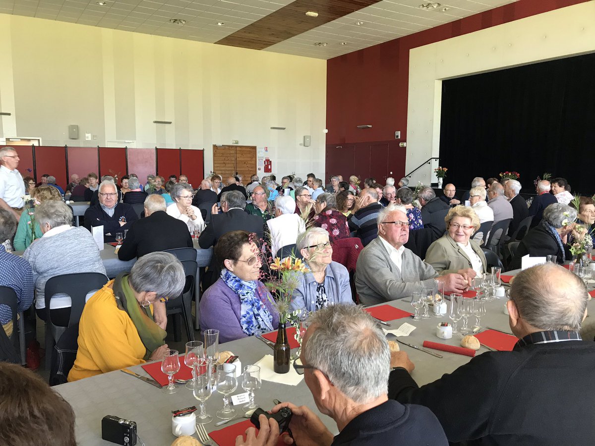 FJauneault's tweet photo. Repas de fête des mères avec le club de l’amitié du Puy ST Bonnet.
Chanteurs, conteurs animent ce déjeuner dans une bonne ambiance.
Merci au club pour l’organisation.
#clubdel’amitie #puystbonnet #benevoles #dynamisme https://t.co/V0RWOOdtQh