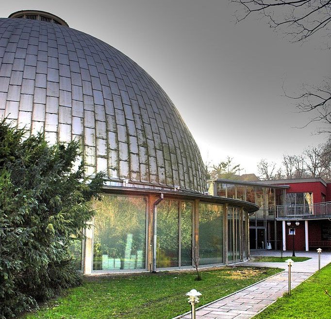 Am 18. Juli lese ich in #Jena im altehrwürdigen @PlanetariumJena aus meinem Buch „Was den Mond am Himmel hält“ – ab 17:15, Eintritt frei! Alle Infos: planetarium-jena.de/programm/was-d…