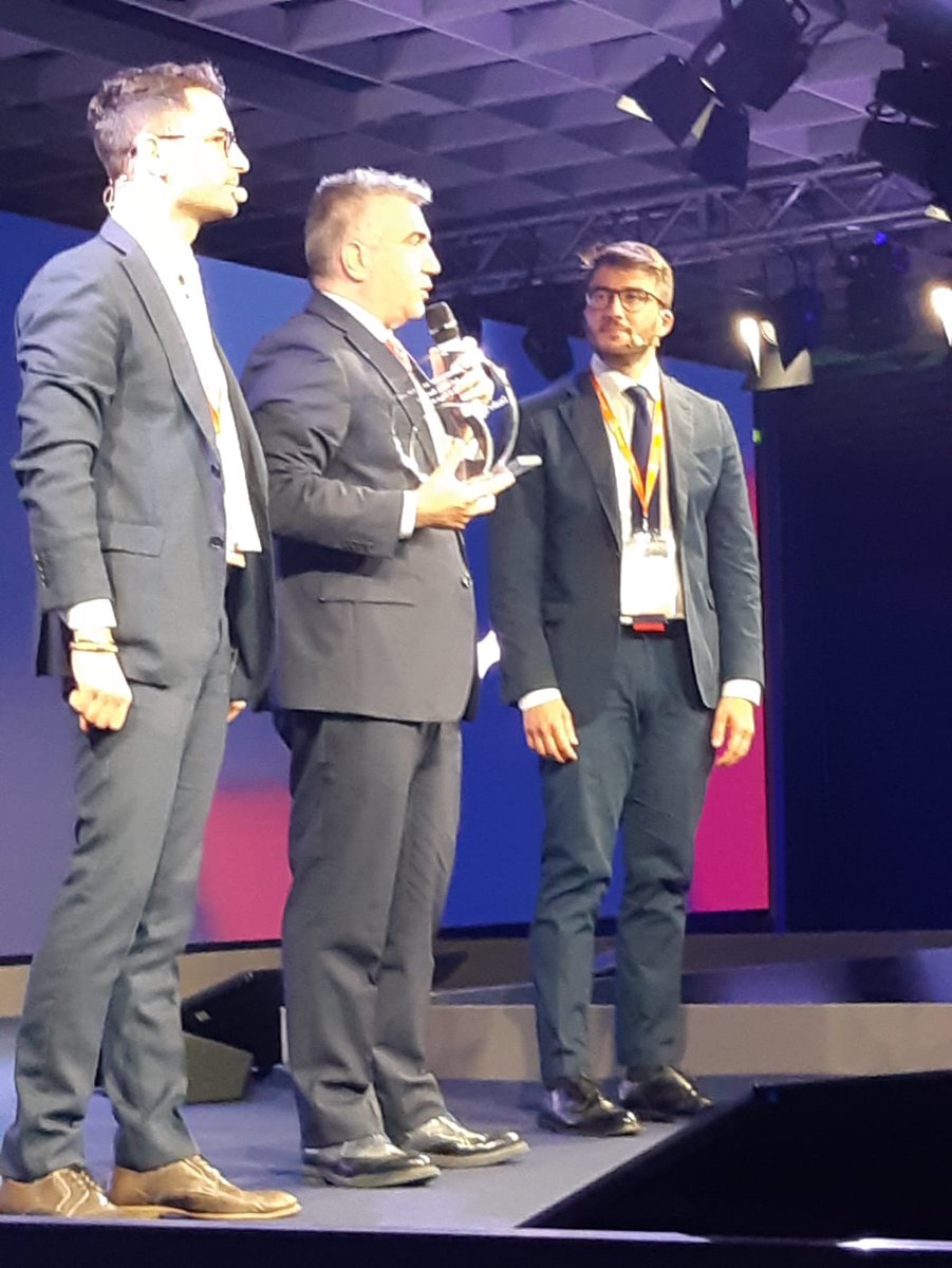 SuzukiIT's tweet photo. #Suzuki é il miglior marchio auto per i 1600 concessionari che hanno votato al #dealerstat2019, firmato da #quintegia. Lo storico risultato mette la casa di Hamamatsu davanti a tutti nel corso delle premiazioni svoltesi al #dealerday2019. https://t.co/tHn8qQnVI9