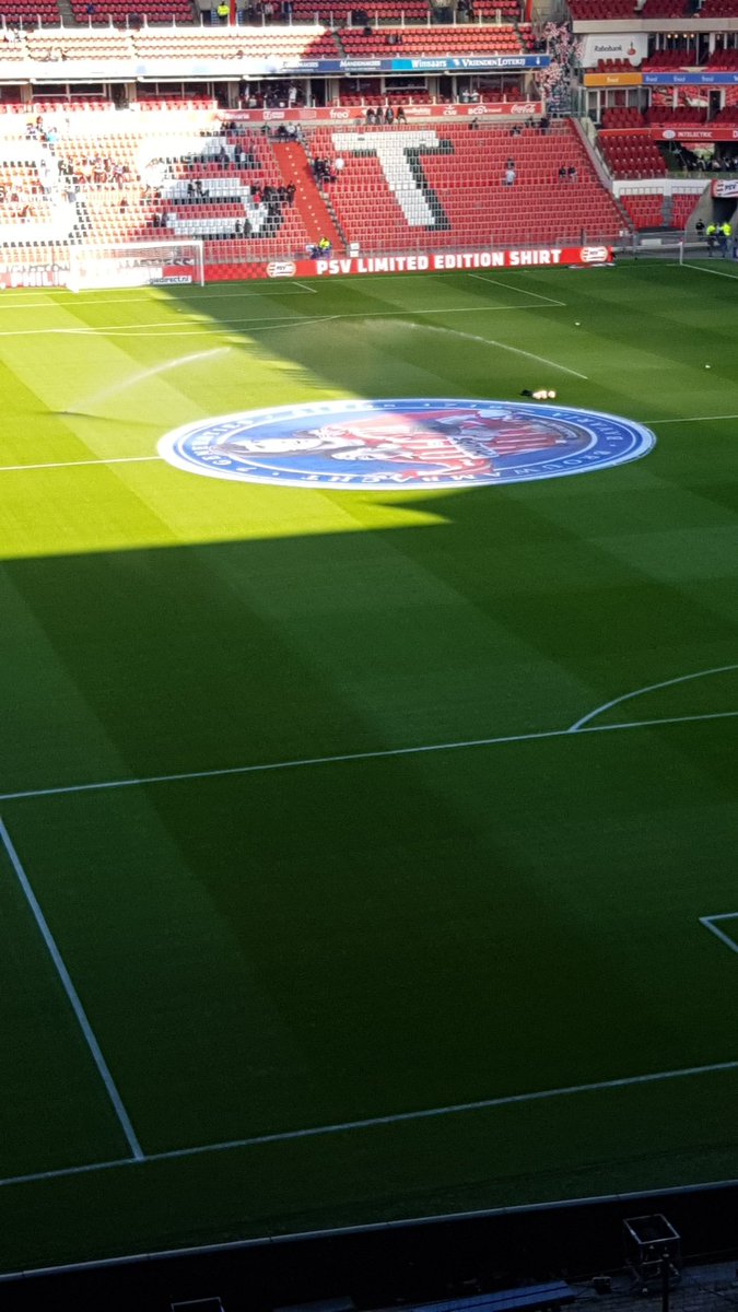 Rob_hero's tweet photo. Laatste wedstrijd van dit seizoen. Op naar het volgende seizoen. #trotsoponsPSV .#invoorentegenspoed #geensuccessupporter #echtesupporter https://t.co/j4WA0HRQup