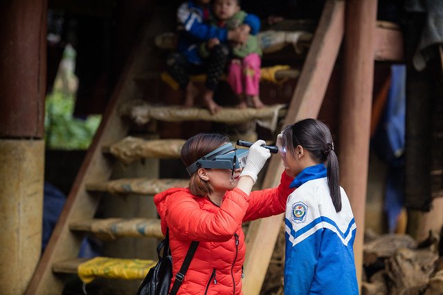 SightsaversUSA's tweet image. A trained grader assesses the eyes of a young girl in Lac Son district, Vietnam, for signs of trachoma infection. This #TropicalData survey is supported through @USAIDGH ENVISION project, led by @RTIfightsNTDs flic.kr/s/aHsmcdCNQK #EndTrachoma