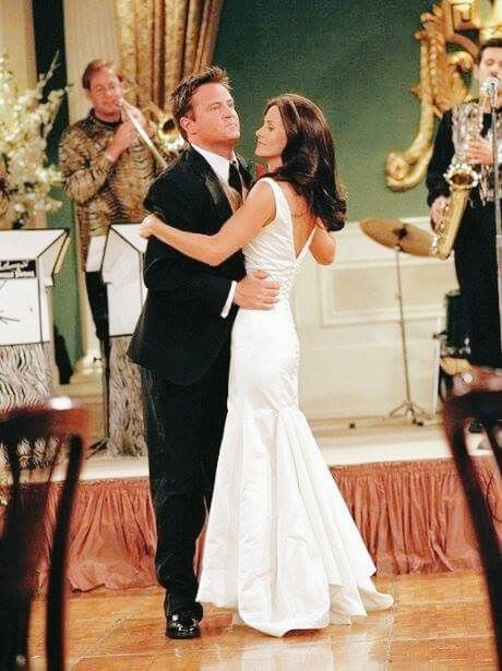 hoy es en el décimo octavo aniversario de bodas de monica y chandler, o sea que hoy hace 18 años joey los casaba vestido de militar, rachel se enteraba que estaba embarazada en un baño acompañada de phoebe y monica, y a chandler se le resbalaban los zapatos