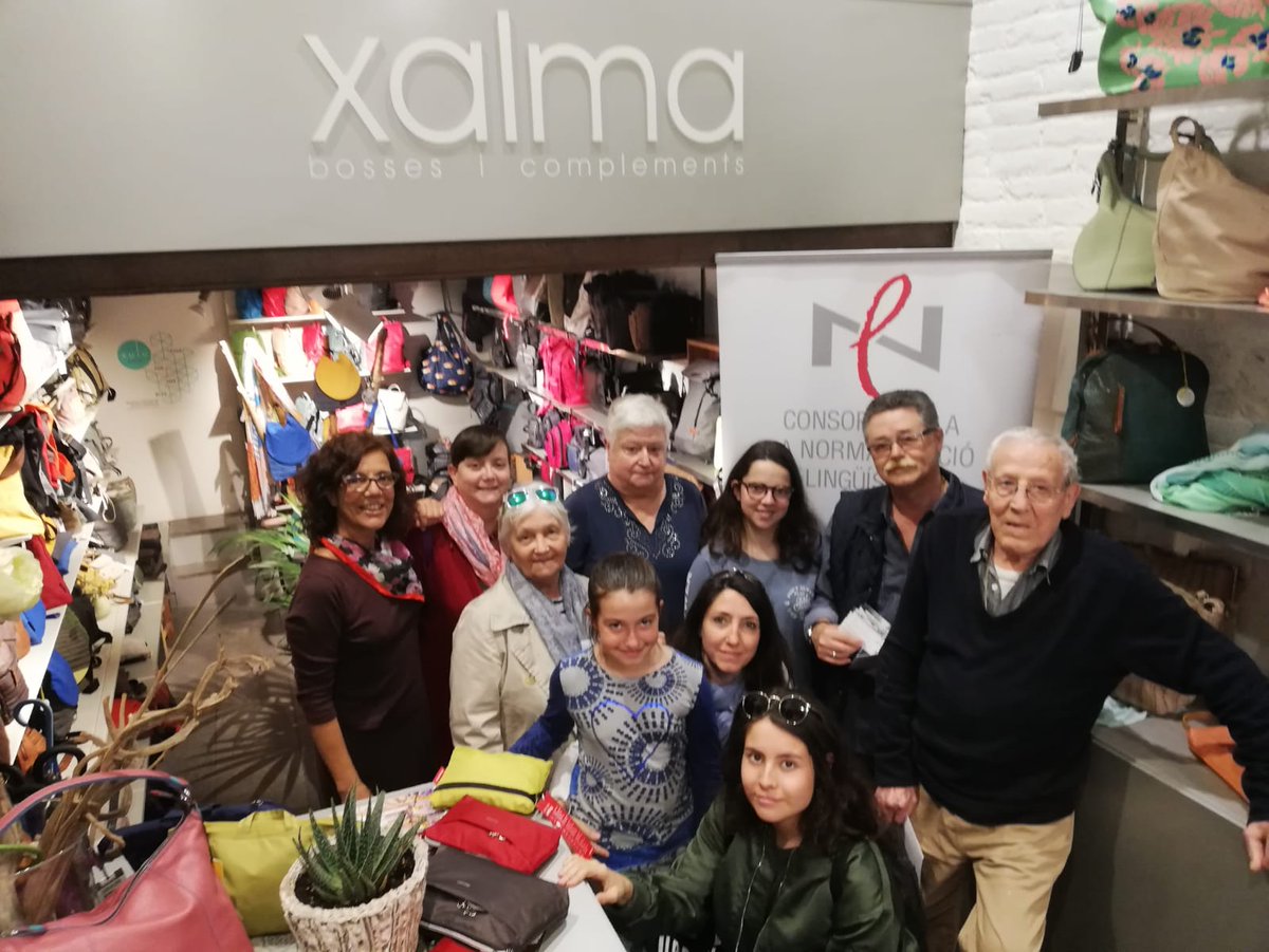 CNLBarcelona's tweet photo. Foto de grup dels guanyadors del concurs #Silencerteslendevines amb la presidenta de l'eix Gran de Gràcia a la botiga #Xalma! Enhorabona! 👏👏🎁🎁 #Gràcia #fembarri https://t.co/49PdiTqeL6