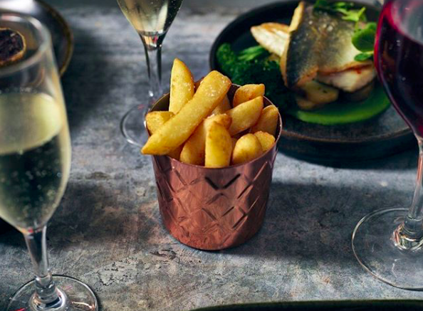 WalkingMatters's tweet photo. Make your food presentation on point with the help of @Genware1! 
#TabletopMatters
#Genware #tableware #tablepresentation #tabletop #foodinspiration #chipcup #copper #newness #eeeeeats #catering https://t.co/cAbPLaXfmU