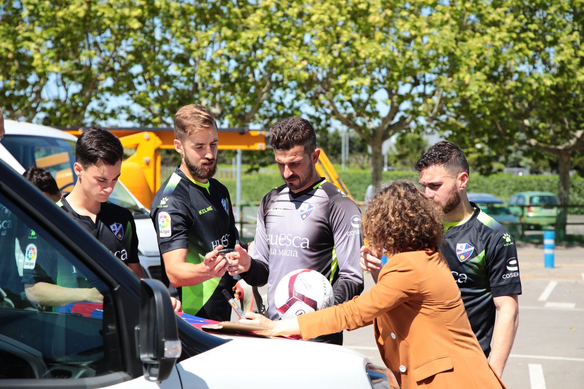 SDHuesca's tweet photo. 🤝🏟️ @AutoliderHuesca y la @SDHuesca, de la mano en El Alcoraz.

El equipo del concesionario oficial de @FiatPro_es en Huesca se fotografió con la plantilla azulgrana en el estadio para plasmar, una temporada más, la relación que une a ambos 🚘🔵🔴

👉 https://t.co/N5edJJy9Hi https://t.co/oPFGKE4dBI