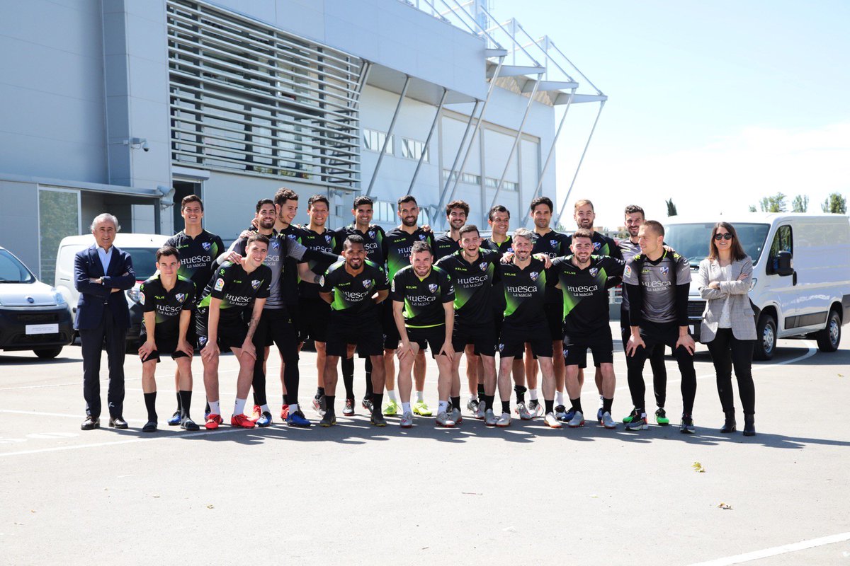 SDHuesca's tweet photo. 🤝🏟️ @AutoliderHuesca y la @SDHuesca, de la mano en El Alcoraz.

El equipo del concesionario oficial de @FiatPro_es en Huesca se fotografió con la plantilla azulgrana en el estadio para plasmar, una temporada más, la relación que une a ambos 🚘🔵🔴

👉 https://t.co/N5edJJy9Hi https://t.co/oPFGKE4dBI