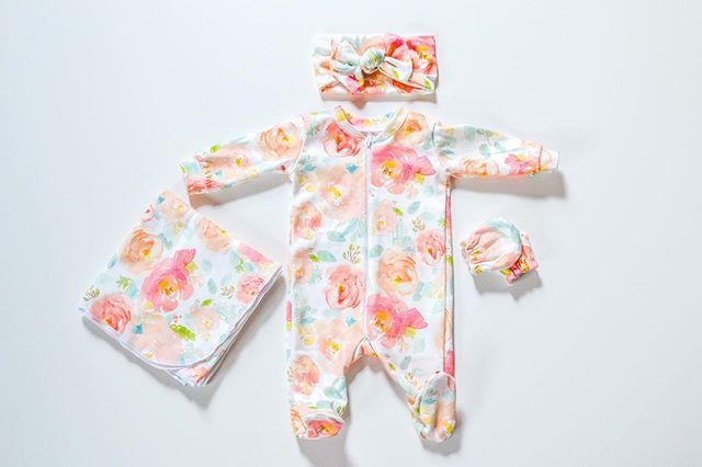 thehumblelemon's tweet photo. Newborns+footies=😍😍😍 (and oh so easy to dress a delicate newborn in for her first ride home!)
.
Our organic cotton springy peonies print is now available in footies, thanks to a fabulous custom request!
.
#cominghomeoutfit #takehomeoutfit #newborn #baby #babygirl #babyshower… https://t.co/2WLmPNiR1f