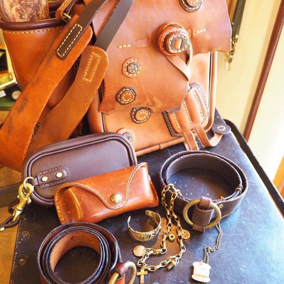 てのわ 第2回てのわ市 5 26sun Shop部門 出店者紹介 Klang ひろべかばん 西国分寺 で工房をシェアしている 金属アクセサリー Klang と革製品 ひろべかばん 素材感を活かした シンプルな中に遊び心のある革のバッグや小物 アクセサリーは こだわり