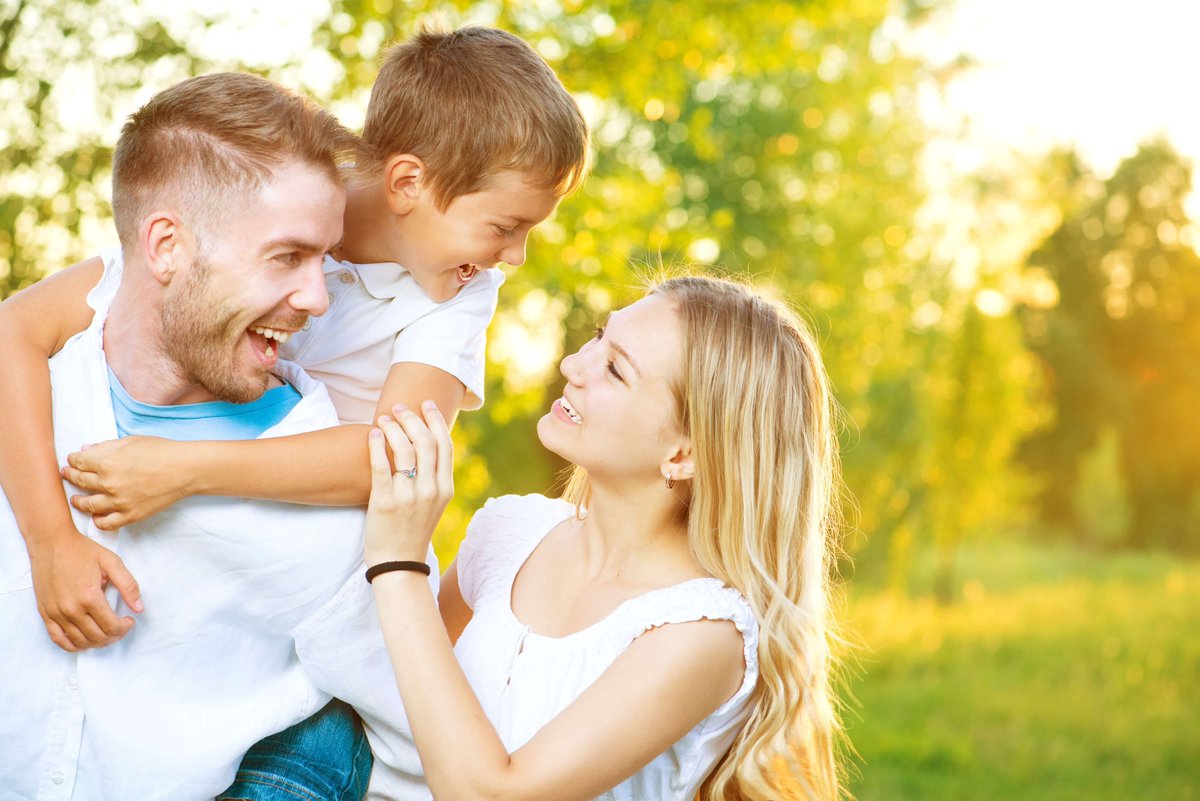 родители и дети. конфликт в семье. папа делает деревянный стол картинка. родителям о детях. стиль жизни, семейный уклад.