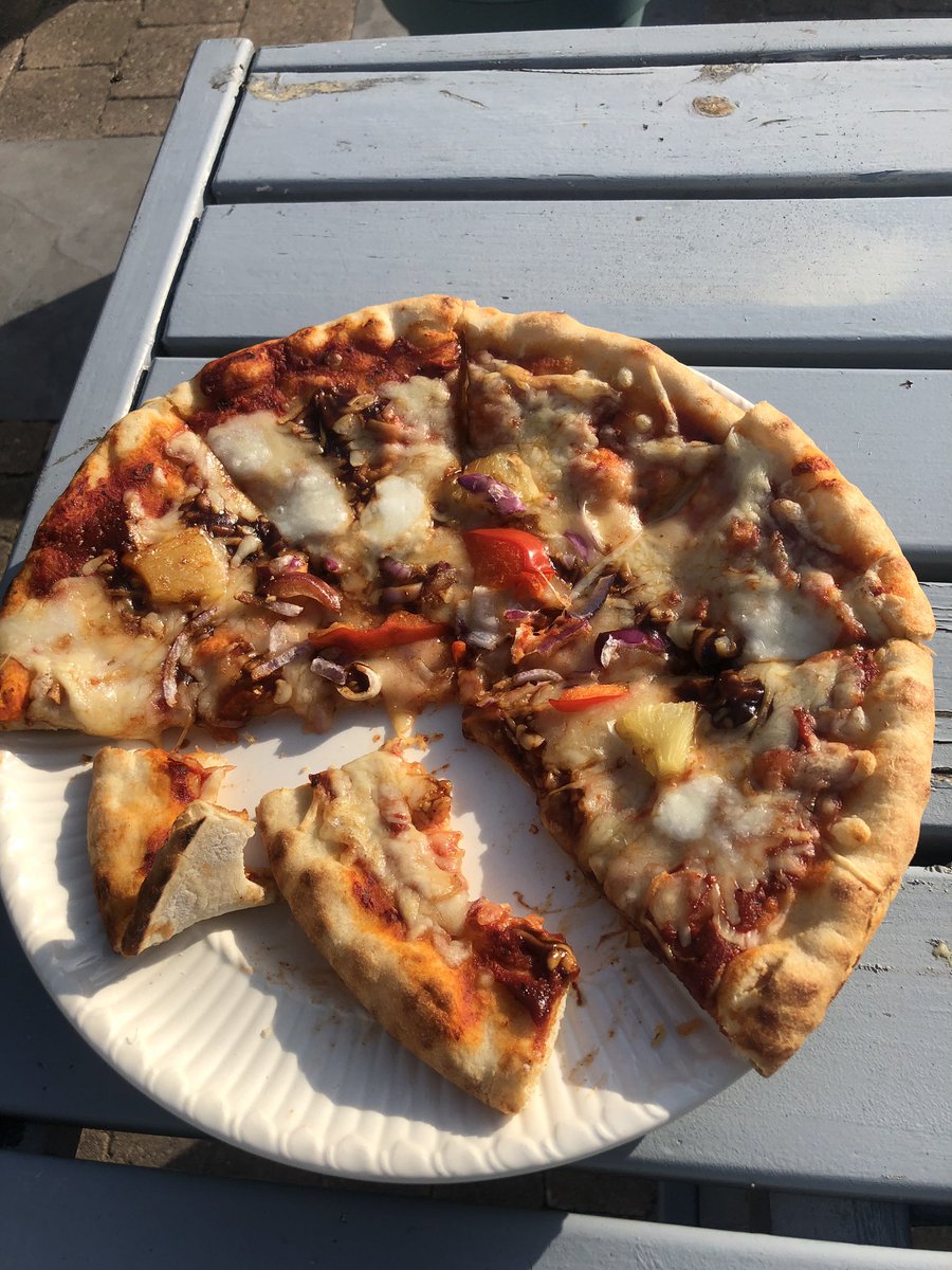 Kan iemand mij vertellen waar op deze chicken bbq pizza van <a href="/JumboSupermarkt/">Jumbo Supermarkten</a> de chicken te vinden is? Ik heb nu € 6,- betaald voor een verse bodem met mozzarella en bbq-saus. Zonde, want ik had enorme honger.