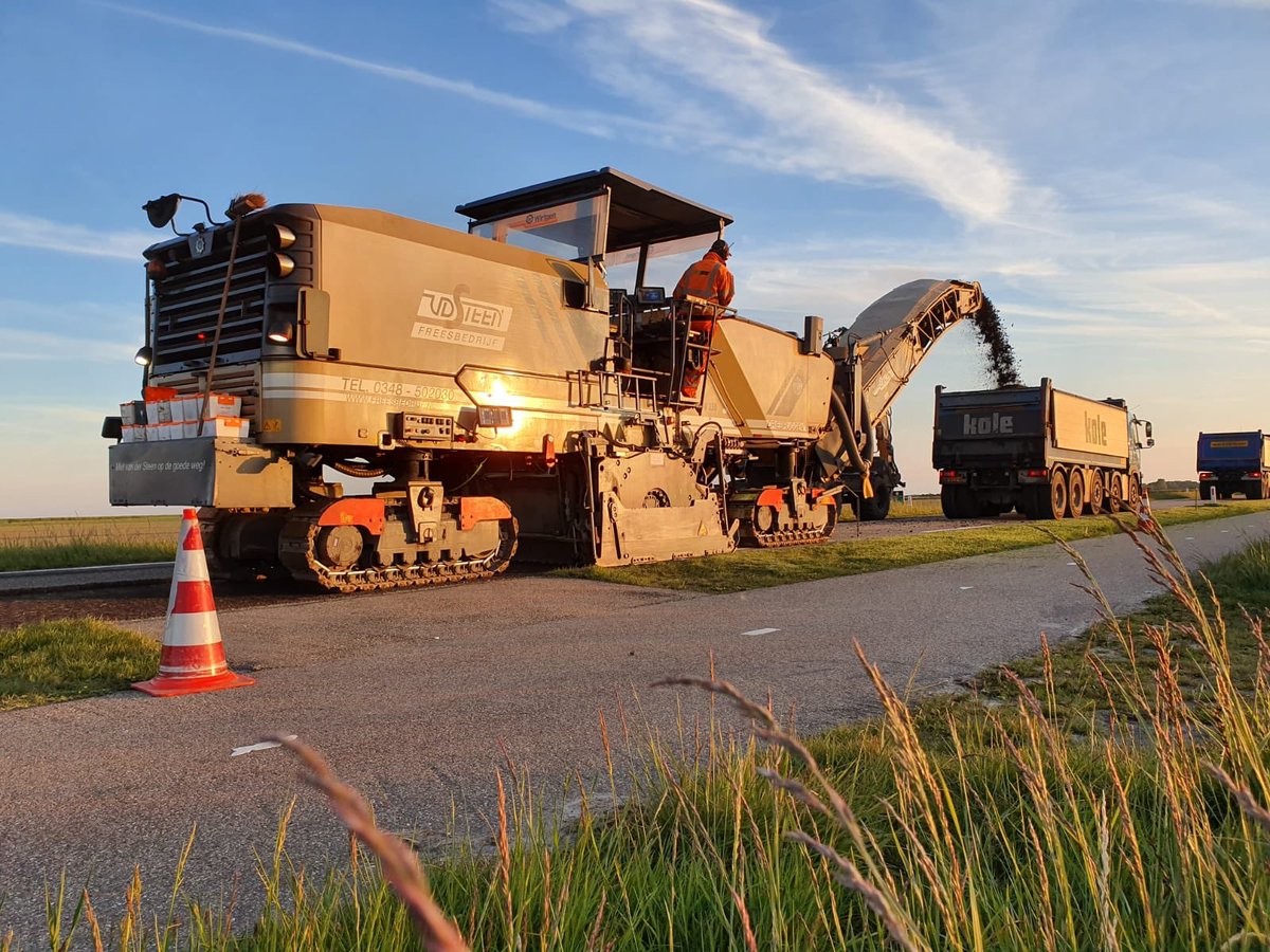 freesbedrijf's tweet photo. De collega’s Jan van Beekum en Matthieu Schuurman van @freesbedrijf Freesbedrijf Van Der Steen hebben maandagavond weer een mooi stukje werk geleverd bij de plaats Burgh-Haamstede in de zonnige avonduren..... #asfalt https://t.co/dStZiHDNXT