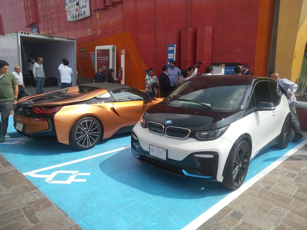 elkryptico's tweet photo. Aquí la primera parada de #CorredorBMW rumbo a San Luís Potosí, esta es en San Juan del Río, Querétaro en una estación de #ShellMexico https://t.co/NGQsCFvq14