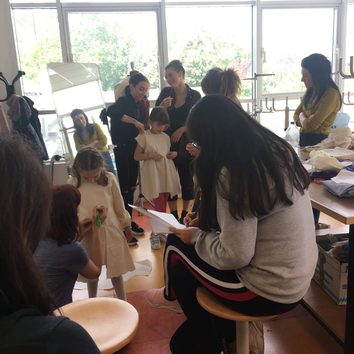 AfolMet's tweet photo. AFOL Moda, la nostra scuola di alta formazione e specializzazione settore moda, momento della collezione bambina! Prove di sdifettamento per le studentesse del corso di modellismo base
•
•
•
#afolmoda
#afolmet
#afolmetropolitana
#impararefacendo
#moda
#modellismo
#couture https://t.co/eCshxcYjsk