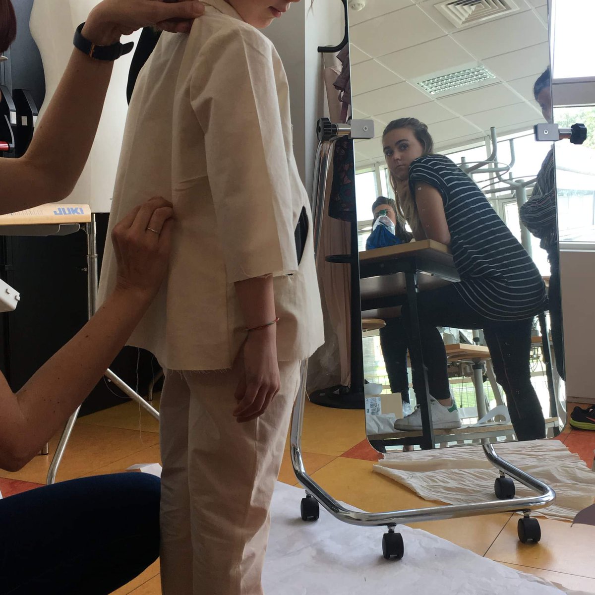 AfolMet's tweet photo. AFOL Moda, la nostra scuola di alta formazione e specializzazione settore moda, momento della collezione bambina! Prove di sdifettamento per le studentesse del corso di modellismo base
•
•
•
#afolmoda
#afolmet
#afolmetropolitana
#impararefacendo
#moda
#modellismo
#couture https://t.co/eCshxcYjsk