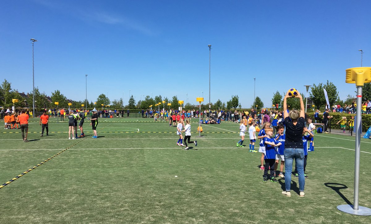 Wat een reclame voor het korfbal! Honderden kinderen die met hun klasgenootjes aan het sporten waren <a href="/OranjeZwart/">Oranje Zwart Zwolle</a> en @ckvsparta #vrijwilligersbedankt <a href="/SportService038/">SportService Zwolle</a> bedankt <a href="/SportECDeltion/">SportEC Deltion</a> bedankt