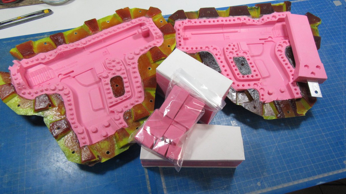 Timuche's tweet photo. Moulage du M6G d'HALO 3 fini ! J'ai hâte d'essayer ces nouveaux moules !!
-----
HALO 3 M6G molding finished ! I can not wait to try these new molds !!
#halo #haloprops #props #halopistol #M6G #magnum #molding #SmoothOn #moldmax30 #matrixmold #Moldmaking #Halo3 https://t.co/vATRyYPlnC