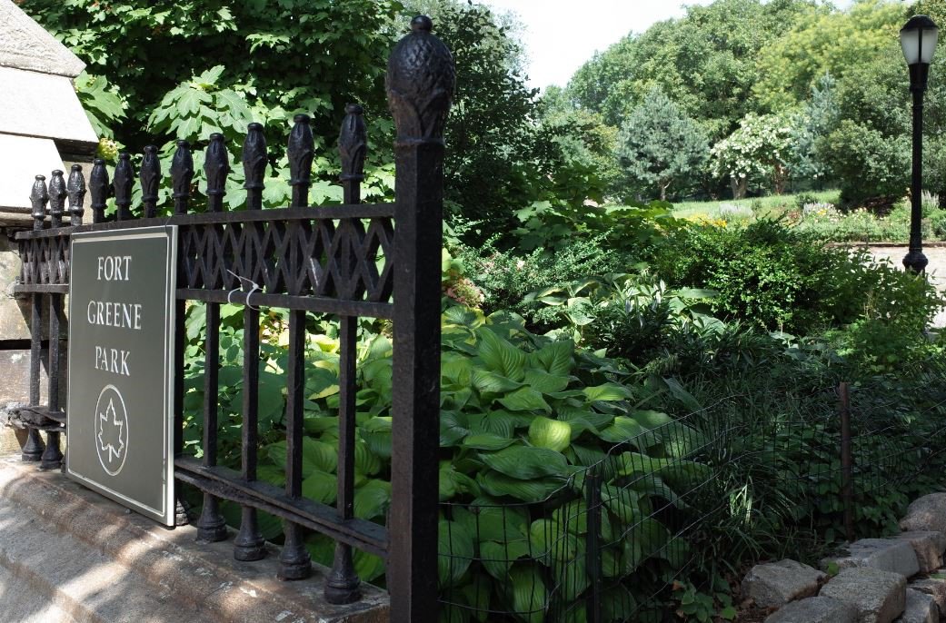 fortgreenepark's tweet photo. May 13-17 is National Public Gardens Week! 

Come celebrate by exploring @fortgreenepark's 35+, award-winning garden beds, including our beautiful South Portland entrance.

And a round of applause for our Head Gardener, Maxine Webb!

 @NYCParks #parks #gardens #spring #flowers https://t.co/g2Uw5ZM2Rz