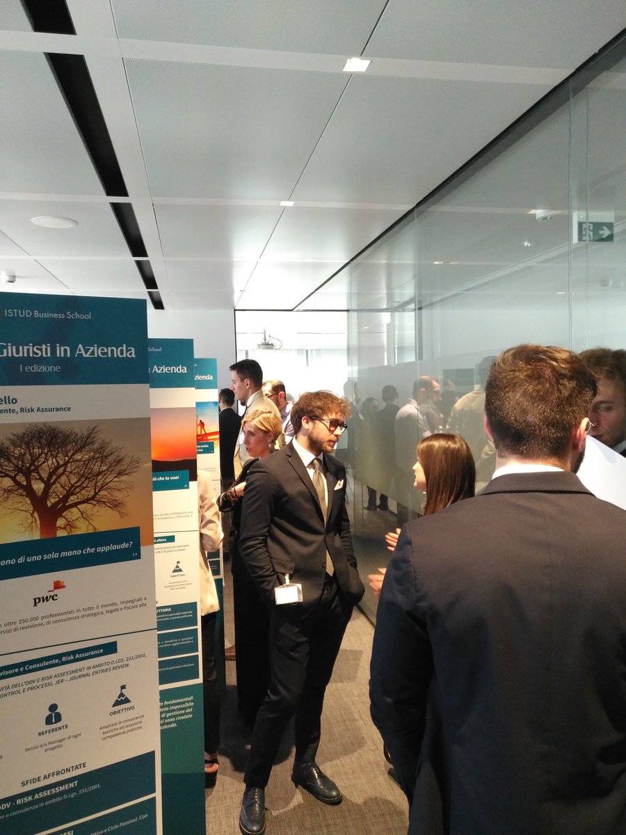 Apriamo la giornata della roundtable #ISTUD con la mostra dedicata ai progetti di stage degli studenti della prima edizione del #MasterISTUD Giuristi in Azienda #GIA1