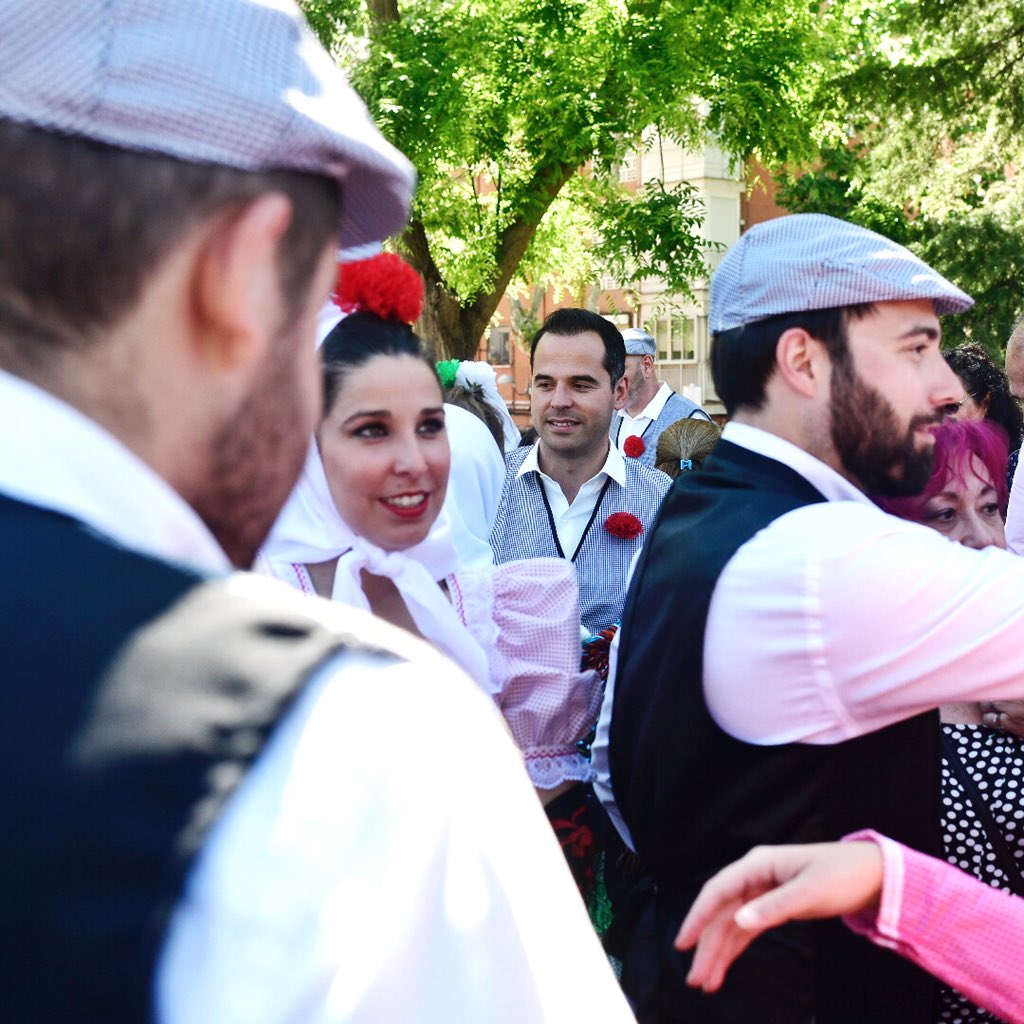 CS_Madrid's tweet photo. 💐 Esta mañana hemos hecho la subida de la ermita del santo con @Albert_Rivera @ignacioaguado y @begonavillacis acompañando a los madrileños por #SanIsidro2019 🌸 

#VamosMadrid https://t.co/m2zFovUkQS