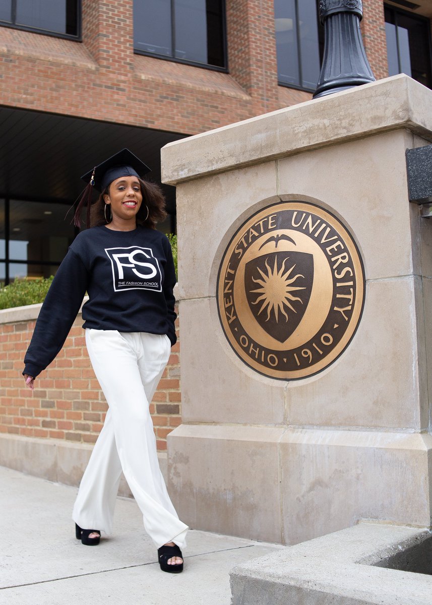 PrettyPeery's tweet photo. Praise God, for helping me end this chapter with success! I cant believe I graduated?! #stillexcited #Classof2019 https://t.co/ZrdvHXIhpM