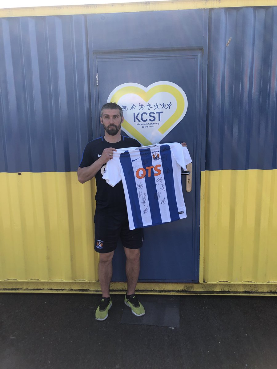 COMPETITION | We have a belter of a prize for you to thank you for getting us over 900 followers.

We have Paul Di Giacomo’s strip signed by the Killie legends who played in <a href="/BoydyOfficial/">Boydy Testimonial</a> testimonial. 
All you need to do is:
👍🏻 post 
🔁 RT post 
☝🏻 Follow this page

#WeAreKillie