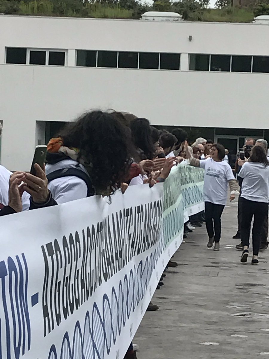 circular_timey's tweet photo. Flash mob with the Huntington's gene in Padua, Italy, with Professor James Gusella, the gene's discoverer #HuntingtonsDays @jaq421 @HuntingtonOnlus @CLAMustacchi https://t.co/QJEnX8ua3P