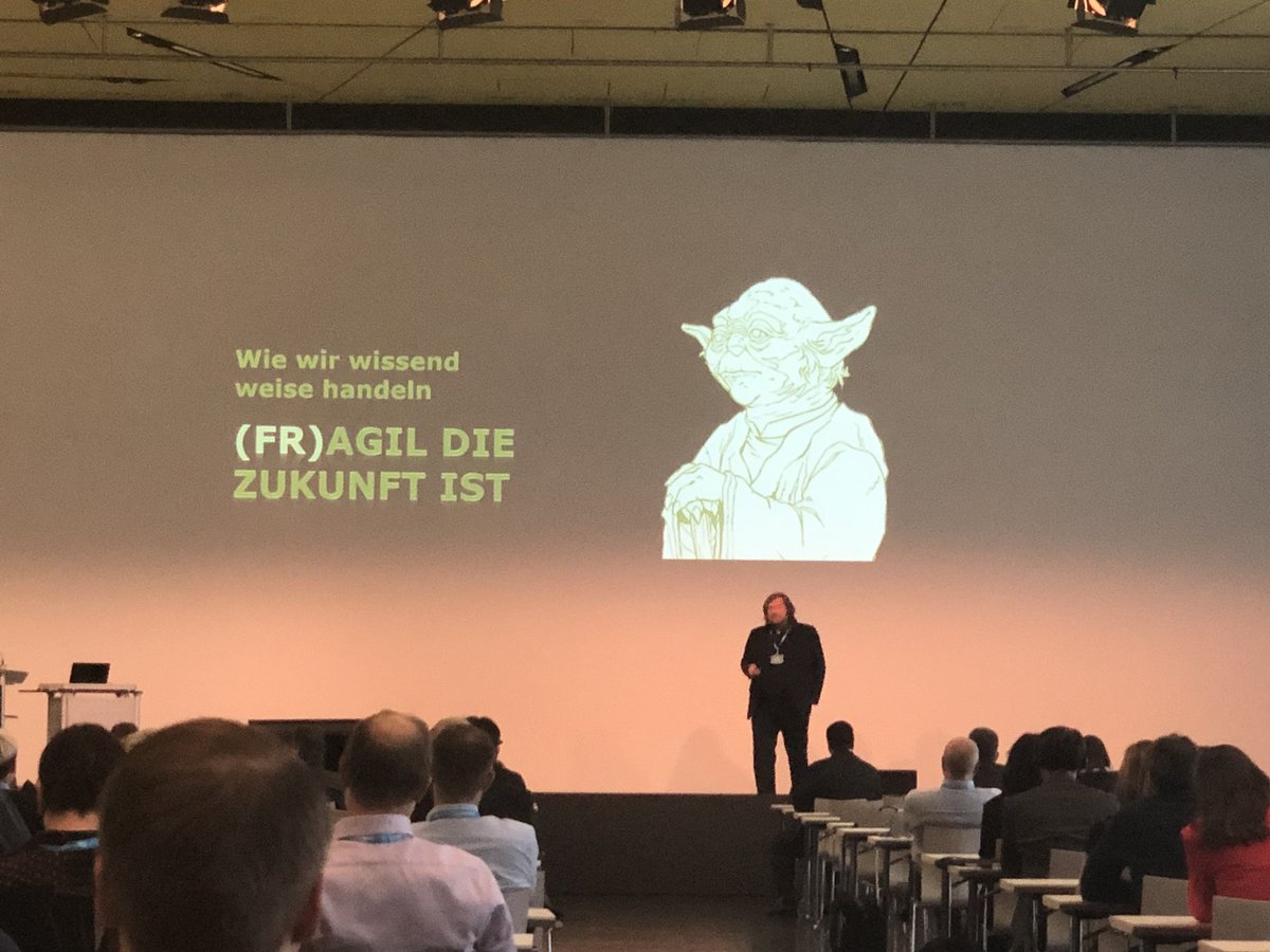 SaschaTenPro's tweet photo. Jetzt kommt die Abschlusskeynote mit dem Thema agile oder fragile Zukunft #SCHEMAcon https://t.co/qm337zgnTq