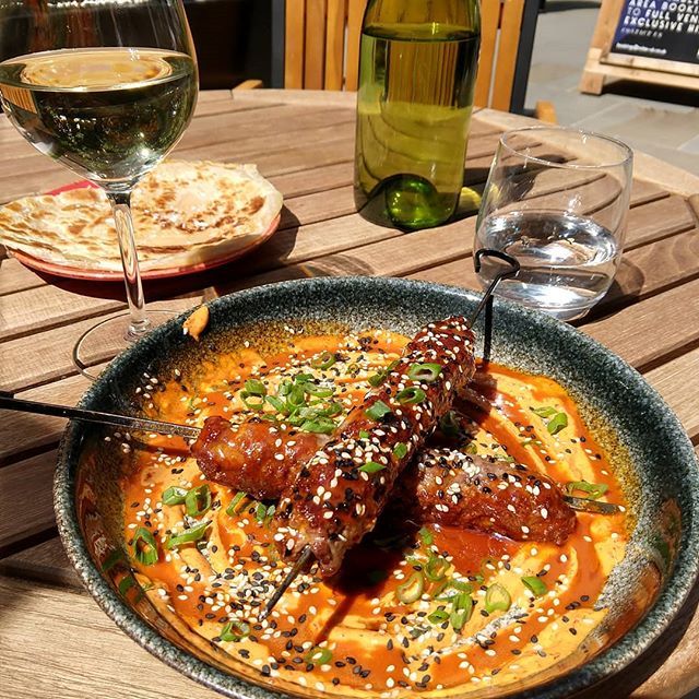 The sun is out and it forced me to buy this expensive but very tasty #lunch. #springtime🌸 #londoncitylife #treatyoself bit.ly/2VtPTUM