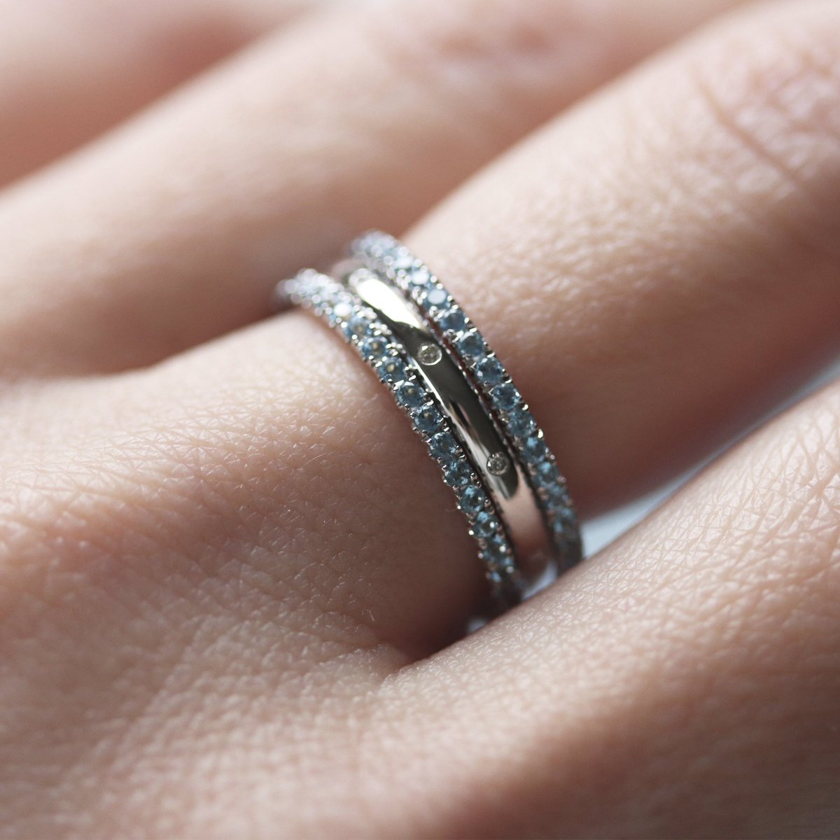 VERIFINERINGS's tweet photo. A pair of beautiful limpid blue topaz skinny full eternity rings set in pure white 18ct gold. Either side of a classic Verifine 10 stone diamond XV filler ring also in 18ct white gold. #stackingrings #verifinerings #fulleternityring https://t.co/61qL56AgPq