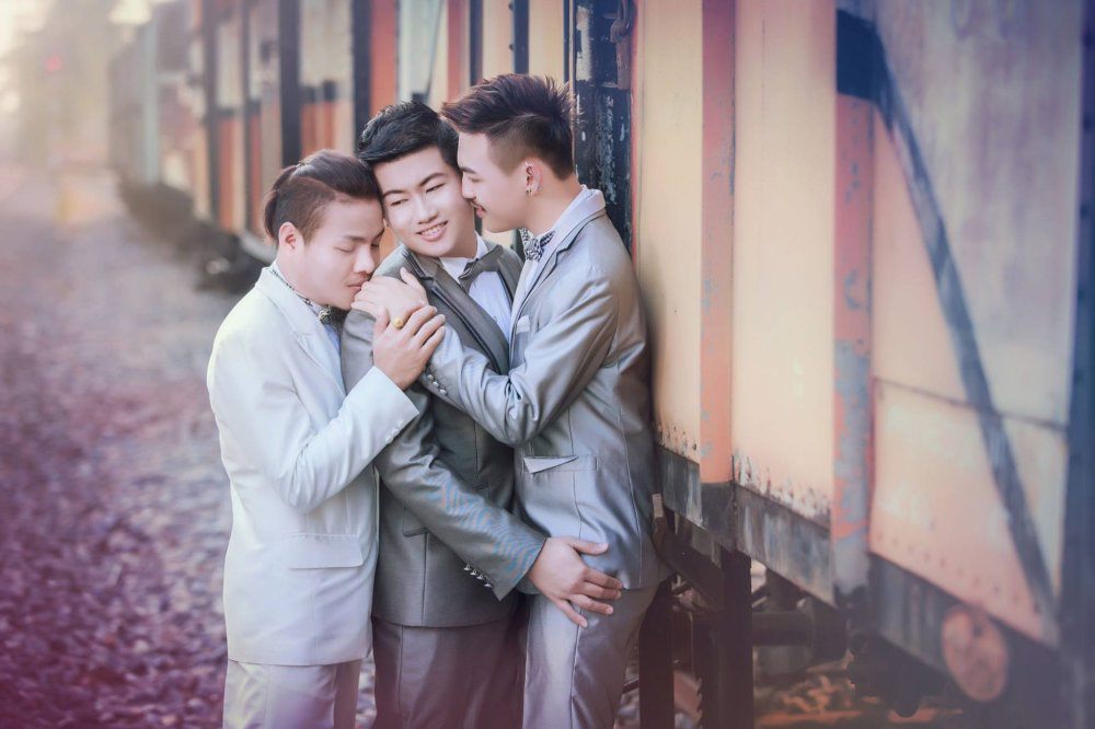 Группа мальчиков. Двое друзей мужчин. Три парня фото. 3 друга. Двое людей стоят.