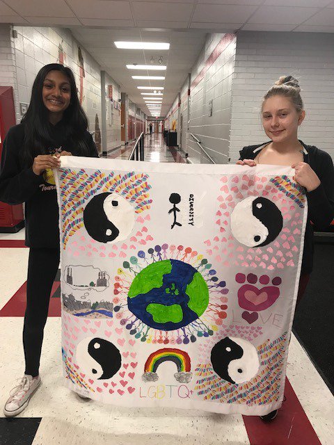 MacArtHendricks's tweet photo. More sails for the Ship of Tolerance!  I am so proud of our 6th grade artists!  Thank you @KymBrunner for giving us the opportunity to be a part of something so important and special! https://t.co/3SPJbHvN8Y   #d23mac @D23MacArthur @PHSD23 https://t.co/iT2zmJWNme