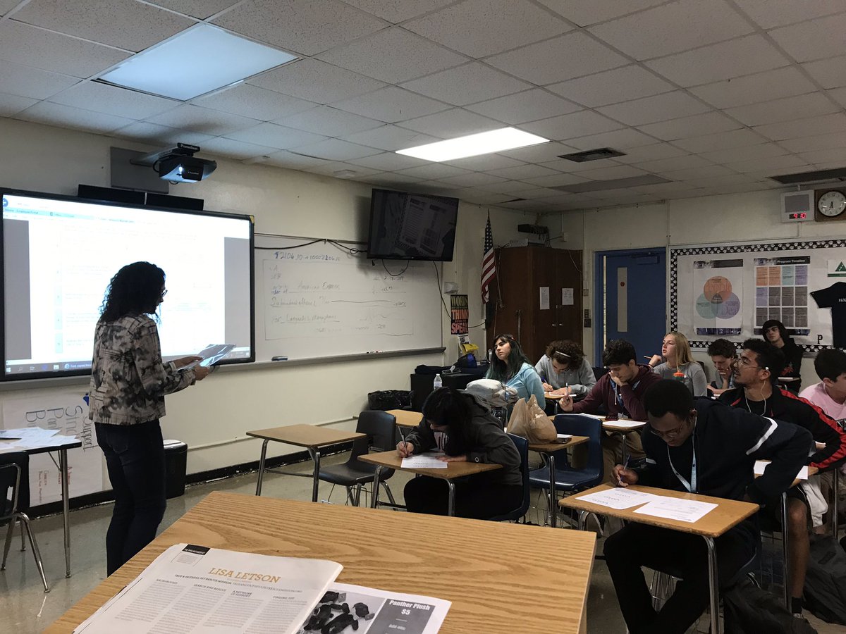 PALMETTOSPB's tweet photo. Lesson on banking and finance with our JA advisor Ms. Silver! 👌🏻💰💸💳💵⚖️ @ja_miami @mpshactivities @MPSHPTSA #mpsh #pnation #spb https://t.co/1vaVIMjtxB