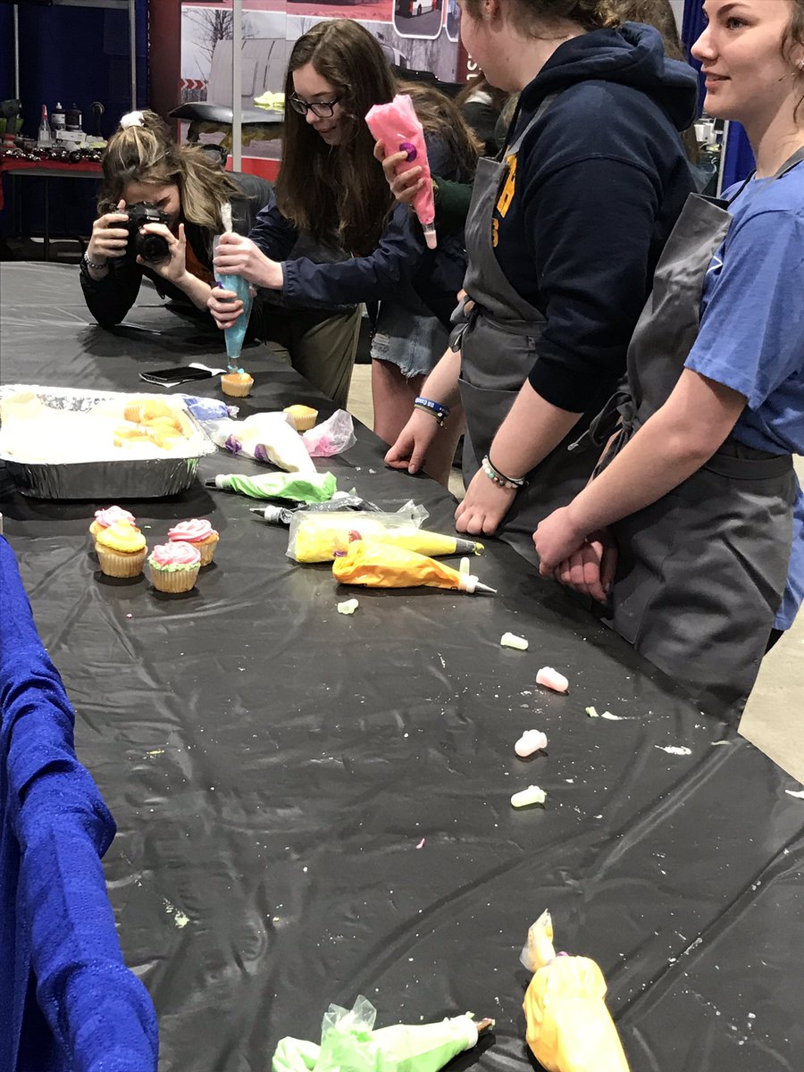 AlgonquinPEM's tweet photo. Try your hand at cupcake decorating here at Options! #Options2019 https://t.co/aMzDutMs1c
