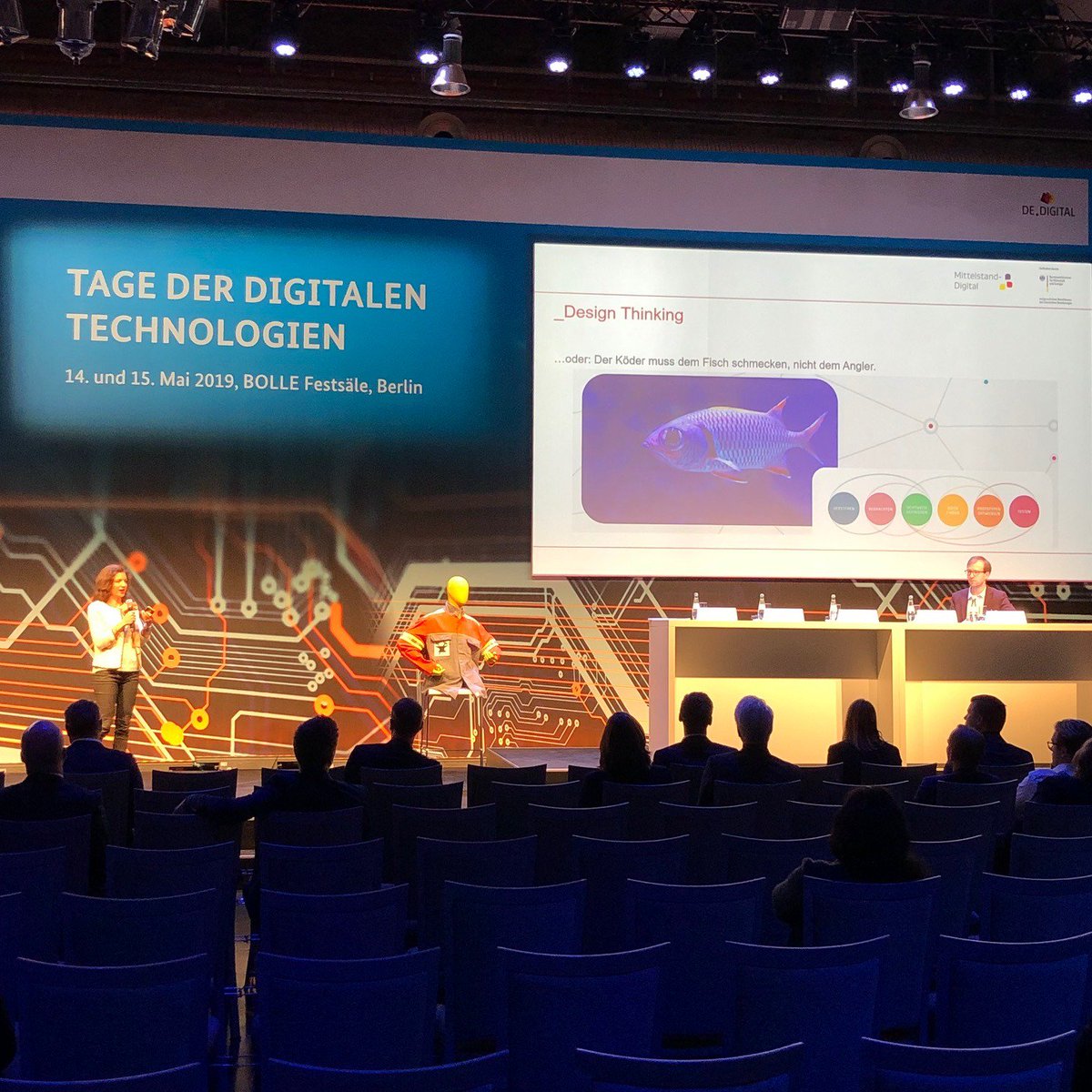 DigitalZBerlin's tweet photo. Wie #Digitalisierung im #Mittelstand ganz ohne Arbeitsplatzabbau erfolgreich umgesetzt werden kann hat @AlexandraHorn14 heute bei den #TddT veranschaulicht. Alle Infos zu unseren digitalen Lösungen und Best Practices gibt's hier: https://t.co/GxYUAE7fRO https://t.co/eHcJwwnSOF