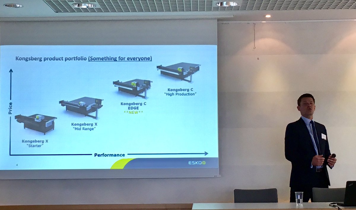 alabrent_mag's tweet image. Russell Weller, Product Manager de @Eskocompany presenta las últimas innovaciones en #FESPA2019, entre ellas la nueva Kongsberg C EDGE @FESPA