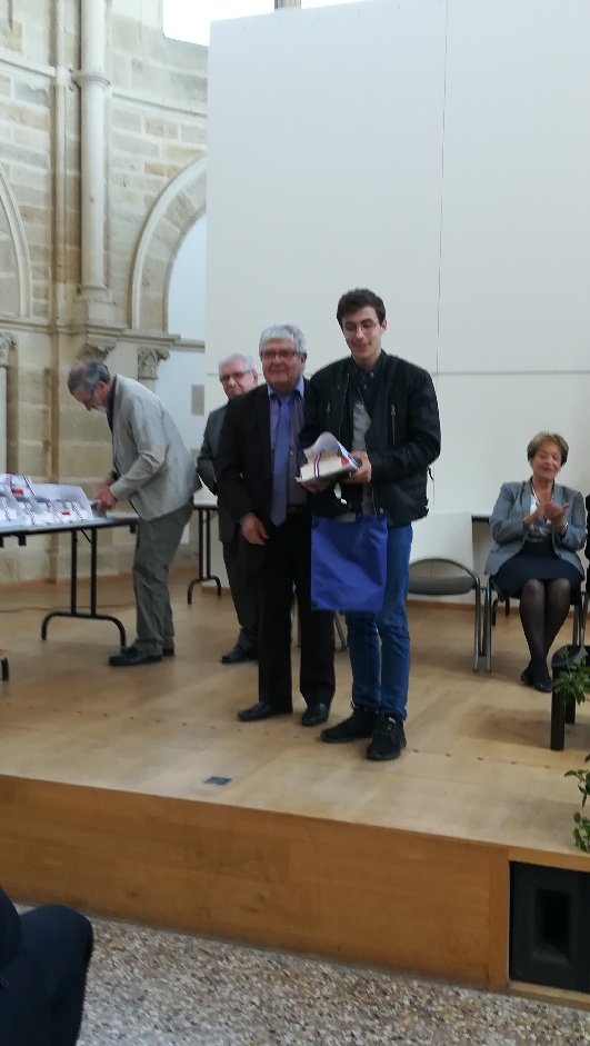 CollegeWeyer's tweet photo. Nous sommes très fiers de Julia, Mathéo et Mathilde, élèves de Mme Lepère, primés au Concours National de la Résistance ! https://t.co/OGmNIWQfKQ