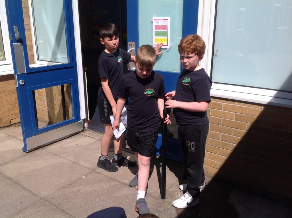 MrsCyear5's tweet photo. A very enthusiastic Year 4 putting their orienteering skills to use in the sun #orienteeringfun #lovpe https://t.co/QKRwhKyYmx