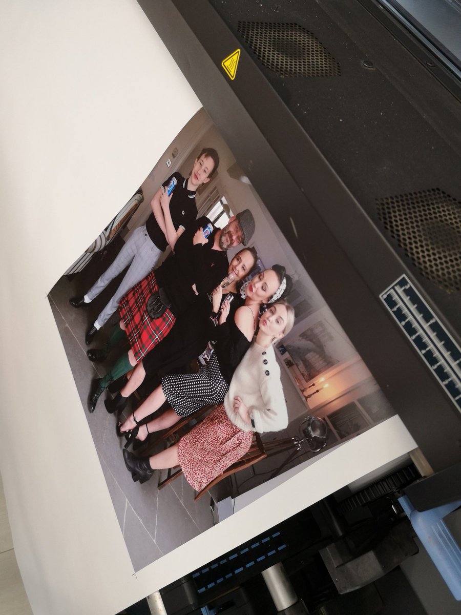 GraphicsHosch's tweet image. busy printing family memories today .. #images #wallart #personal #memories #printedwallgraphics