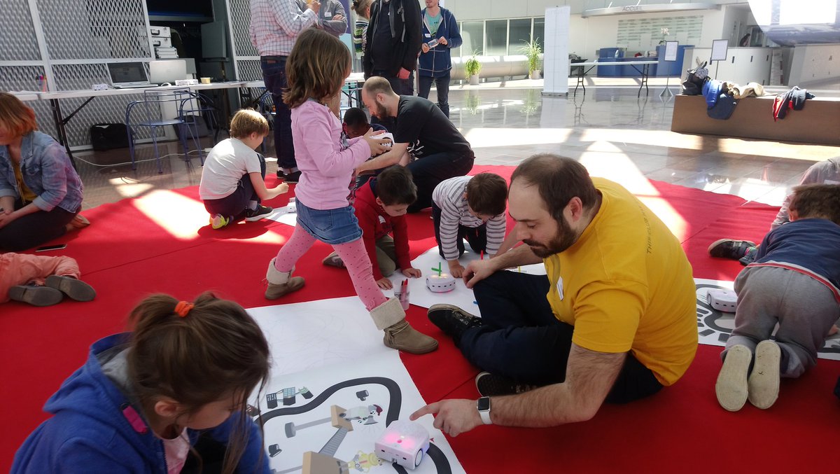 Sebastish's tweet photo. Le #supercodinggouter de @aliptic_ rassemble 60 enfants au total à Ester. Les ateliers autour du robot Thymio rencontre un franc succès. Une trentaine de personnes du Limousin du monde associatif, educatif et public ont été formés ce matin à ce type d'atelier. https://t.co/oegCBNMA6F
