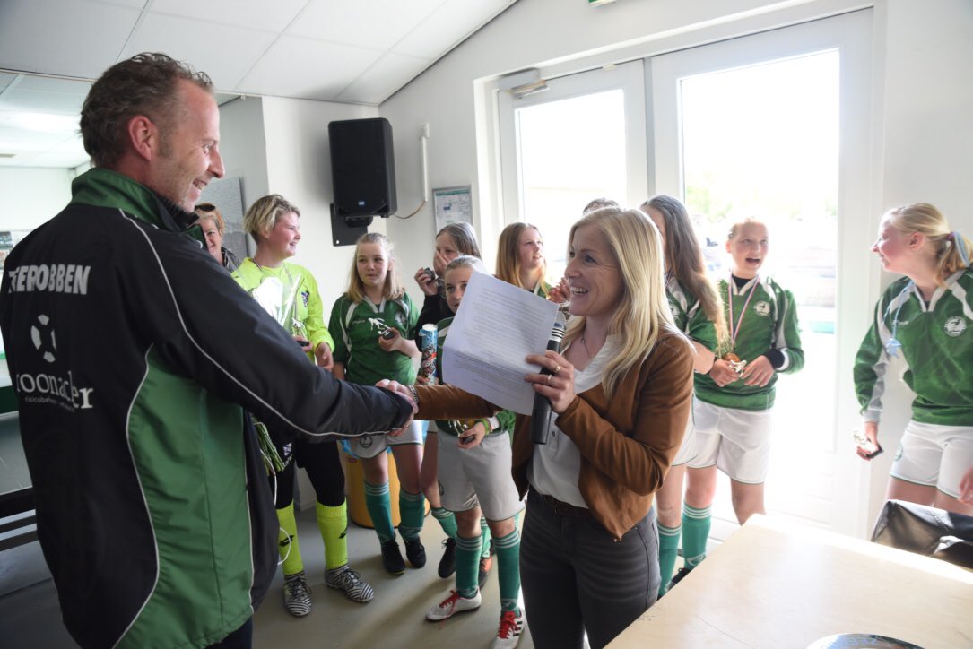 Afgelopen zaterdag de huldiging van het kampioenschap van Zeerobben Mo13-1 (2e klasse) mogen vieren, aankomende zaterdag is het de beurt aan Zeerobben Mo15-1 (1e klasse)  Trots op de meidenafdeling van Zeerobben 💚⚽️🏆