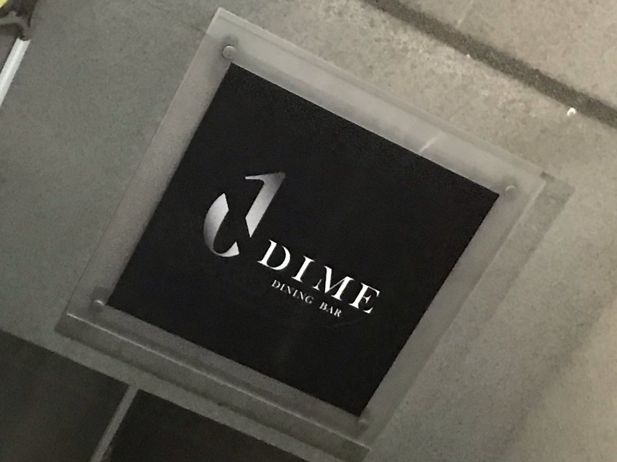 bleague_alv3507's tweet photo. ずっと行きたかったDIME。先日ようやく行けました🙌
店内がバスケグッズで埋め尽くされていて幸せすぎる空間！名物のピザも最高😍
なんでもっと早く行かなかったんだろうという後悔と一緒に行ってくれた友達に感謝しかなかった思い出♡
#DIMEの思い出 https://t.co/HX0KHa6chq