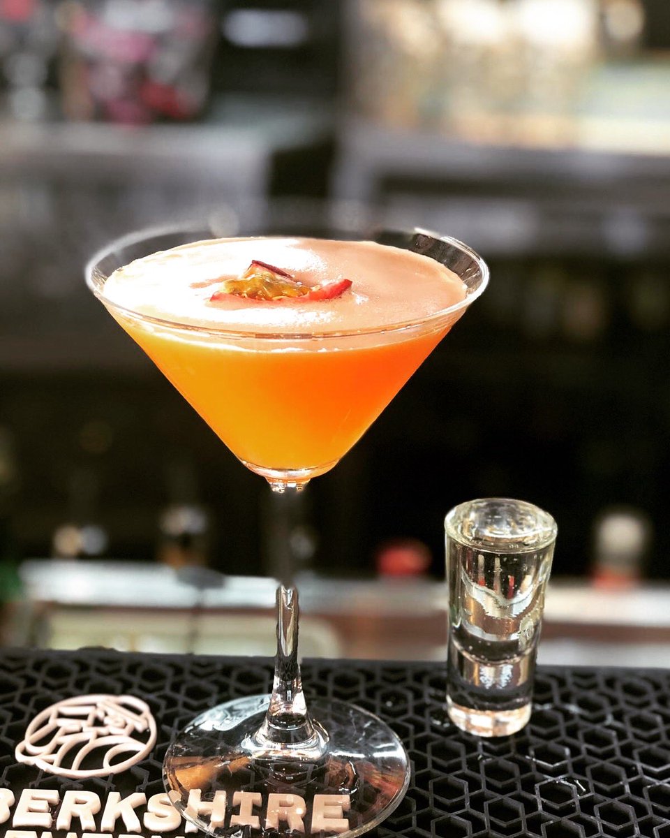 DraftHouseCS's tweet image. Here’s a bit of midweek motivation, peeps. Two for one on all our delicious cocktails between 4-8! Pictured is our mouth-wateringly tasty Pornstar Martini. It tastes just like a Solero 🤤🍹🍸🥂🍦
•
•
•
•
#cocktails #happyhour #twoforone #pornstarmartini #londondrinks